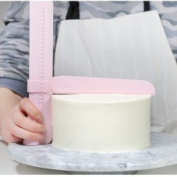 Spatule réglable en hauteur pour glaçages. Idéal pour parfaire la décorations de vos pâtisserie !