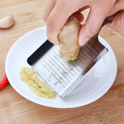 Assaisonnez vos plats facilement avec cette râpe à condiments.Idéal pour le gingembre et l'ail !