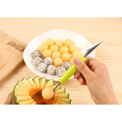 Variez la présentation de vos fruits et légumes avec cet outil spécialisé de sculpture culinaire.