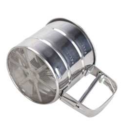 L'outil indispensable pour réaliser des gâteaux de qualité.Permet de tamiser rapidement et efficacement vos farines et sucres glace.